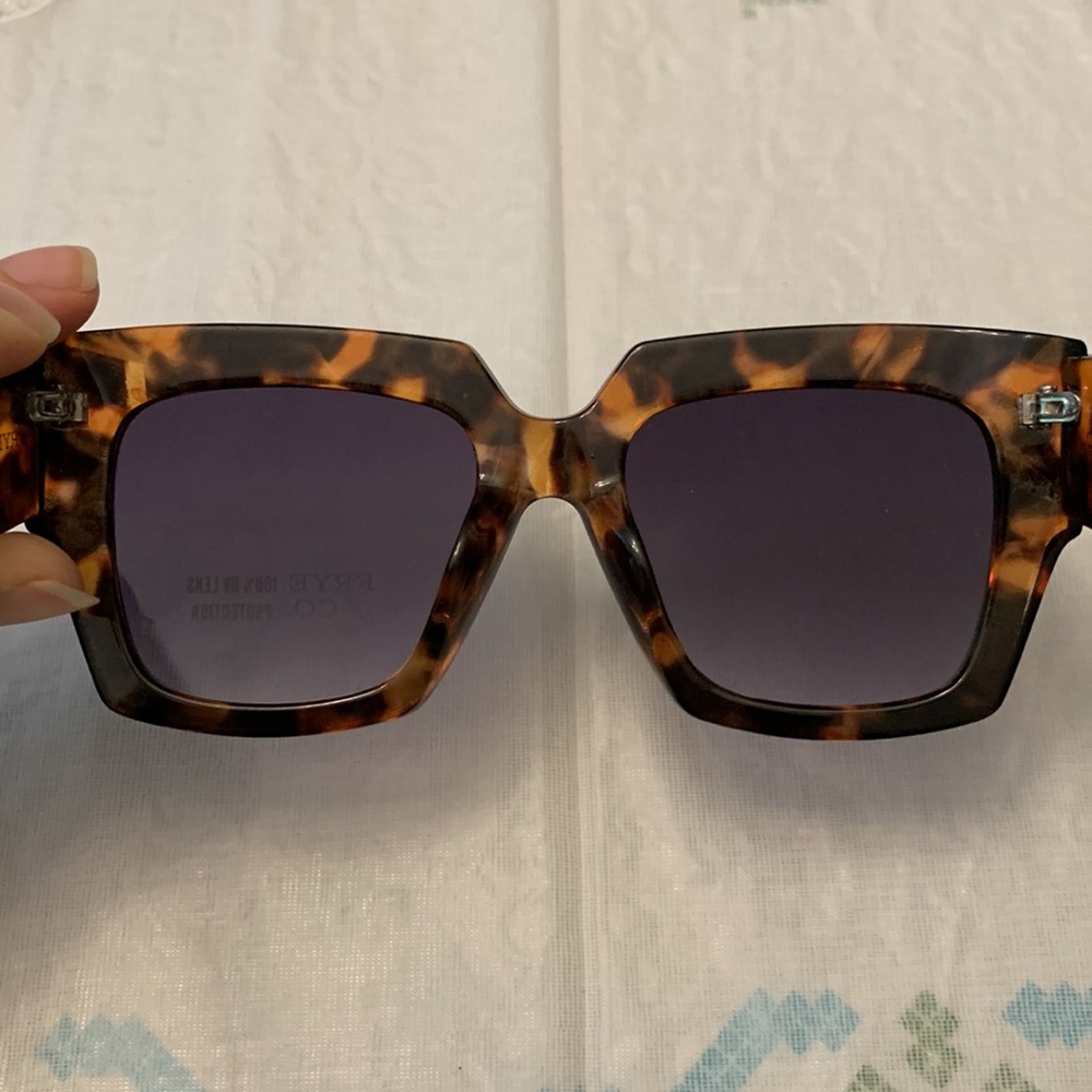 Frye and Co. Tortoise Sunglasses - Picture 14 of 17